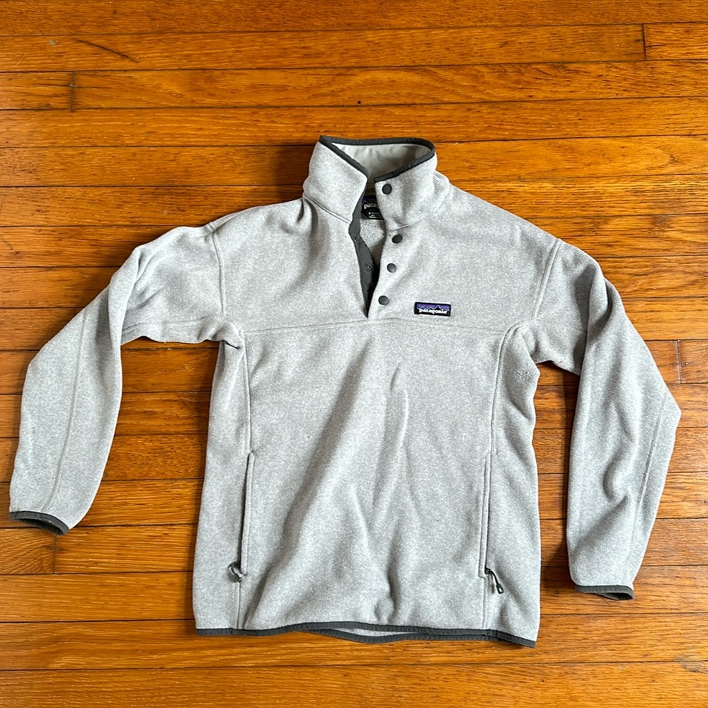 Patagonia women’s gray quarter zip pullover! Size small!